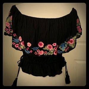 Off shoulder embroidery top